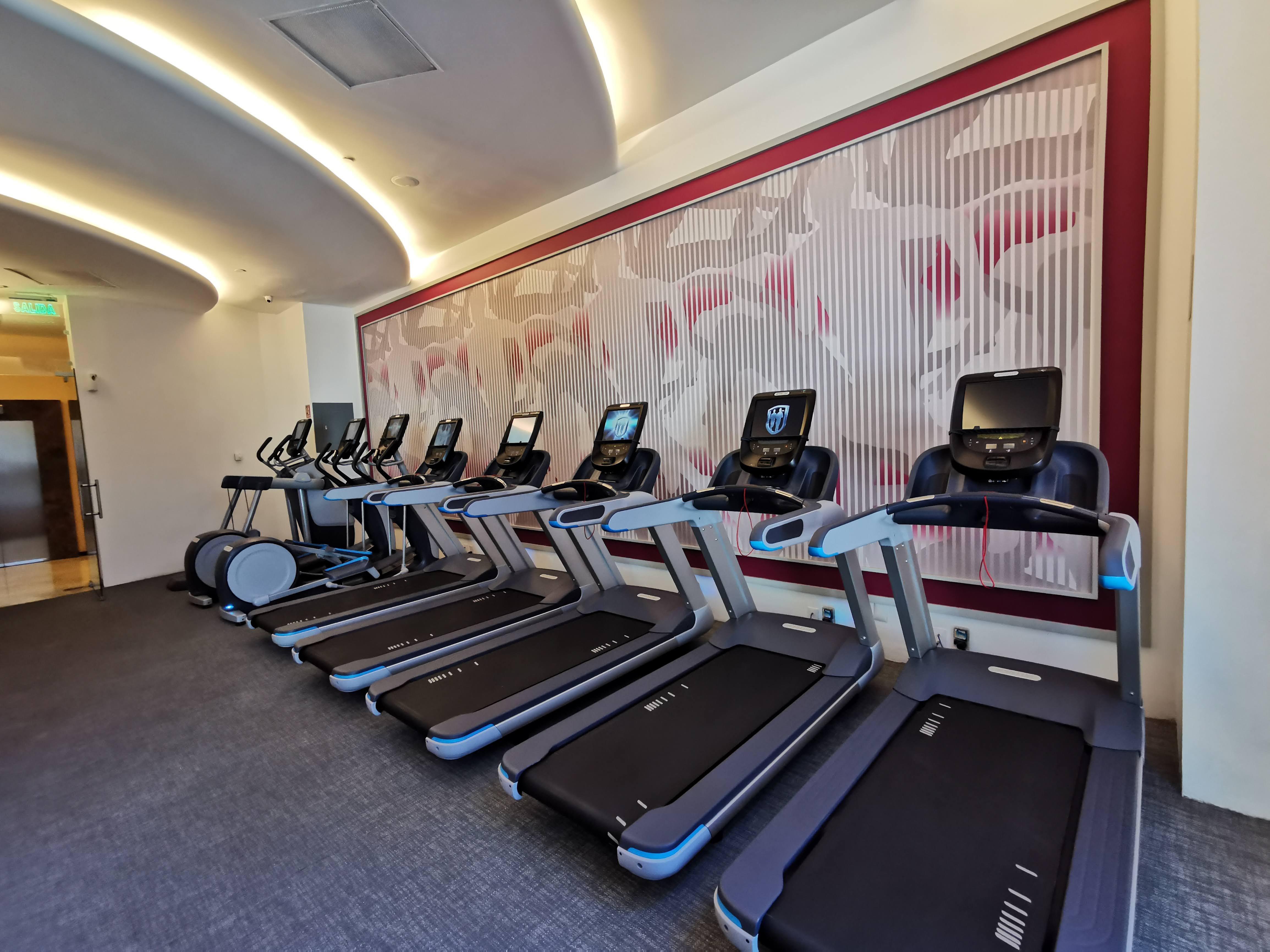 Belair Unique Mexico City Wtc, Trademark By Wyndham Экстерьер фото A row of treadmills